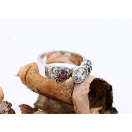 Hõbesõrmus - punase valgega