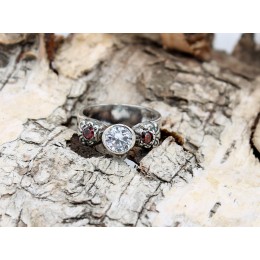 Hõbesõrmus - punase valgega